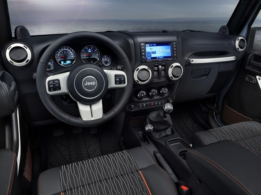  Jeep Wrangler Unlimited Arctic 2012 года  (фото 5 из 35)
